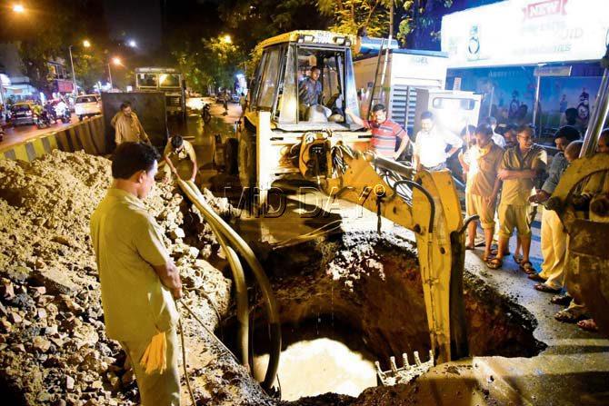 BMC workers dig up LJ Road in Mahim to get to the source of leakage in the Tansa pipeline. Pic/Shadab Khan