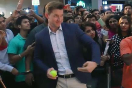 Brett Lee plays cricket with fans