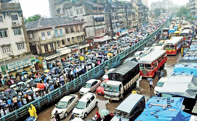 Protestors jam the Byculla flyover to express their angst over the demolition of Ambedkar Bhavan. Pic/Datta Kumbhar