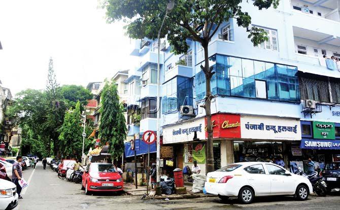 Chandu Halwai at Sheila Mahal, at the start of Lane 1, is one of the earliest establishments here. Pics/Bipin Kokate