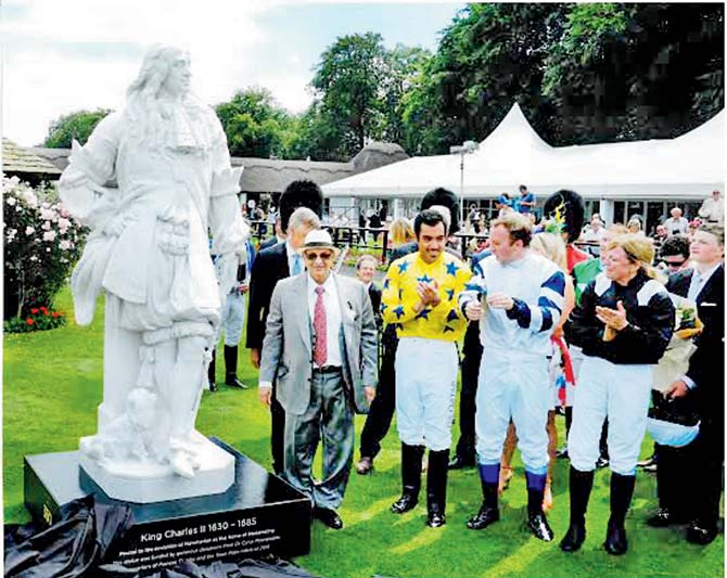 Cyrus Poonawala (right) at the unveiling of the statue of King Charles II