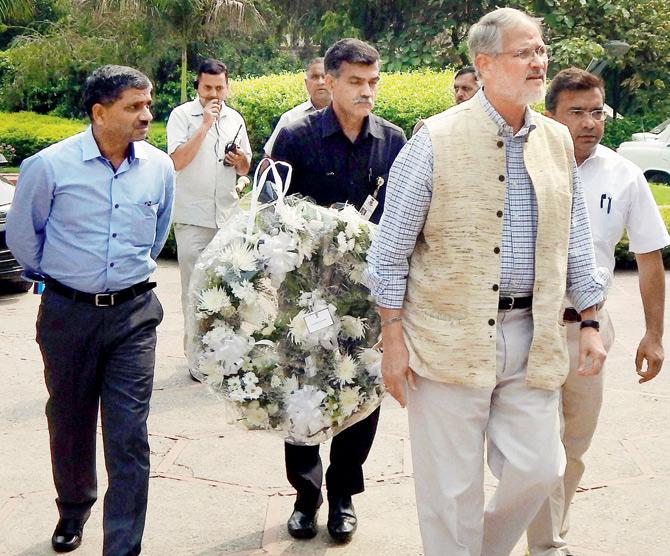 Lieutenant Governor of Delhi Najeeb Jung arrives with a wreath to pay his final tribute to Tarishi before her cremation. Pic/PTI 
