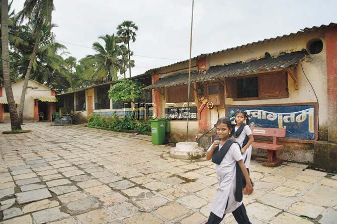 Erangal Marathi Municipal School at Marve beach hasn’t seen any repairs in a decade. Pic/Nimesh Dave