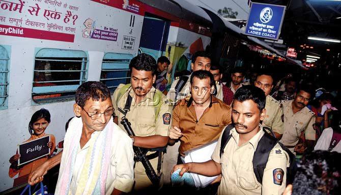 Gangster Abu Salem is escorted by a police team on his arrival at the Kalyan station on July 1 from Lucknow. Pic/Sameer Markande