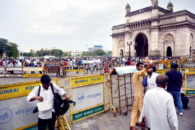 At present, haphazardly placed barricades are all that stand between visitors and Gateway of India. Pic/Bipin Kokate