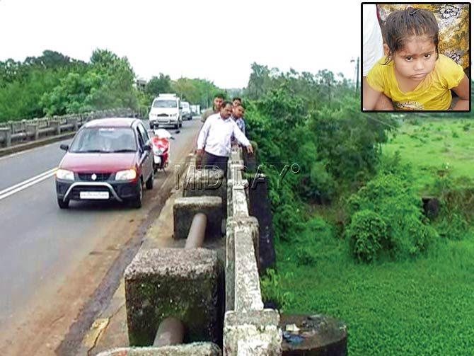 Locals show the spot from where the girl was rescued after she was thrown from the Walivli bridge. Pic/Navneet Barhate