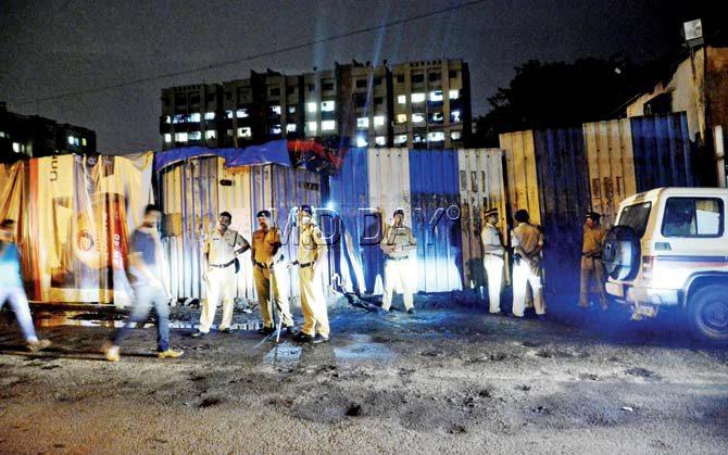 A police posse outside the office of builder HDIL in Santacruz, where the attack took place. Pic/Bipin Kokate