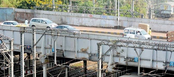 On May 27, a PIL was filed over malpractices adopted by BMC while giving contracts for building Hancock bridge and others. File pic