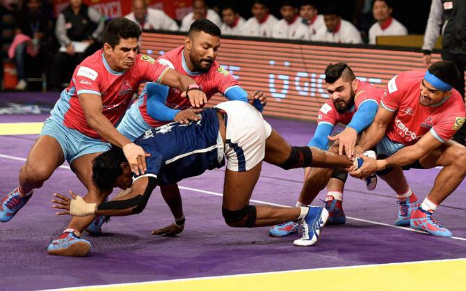 Players of Jaipur Pink Panther and Dabang Delhi Paltan in action during the Pro Kabaddi League match in Mumbai. Pic/AFP