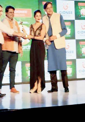 Koel Purie receives the award