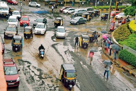 Mumbai: Monsoon havoc on Kherwadi flyover 