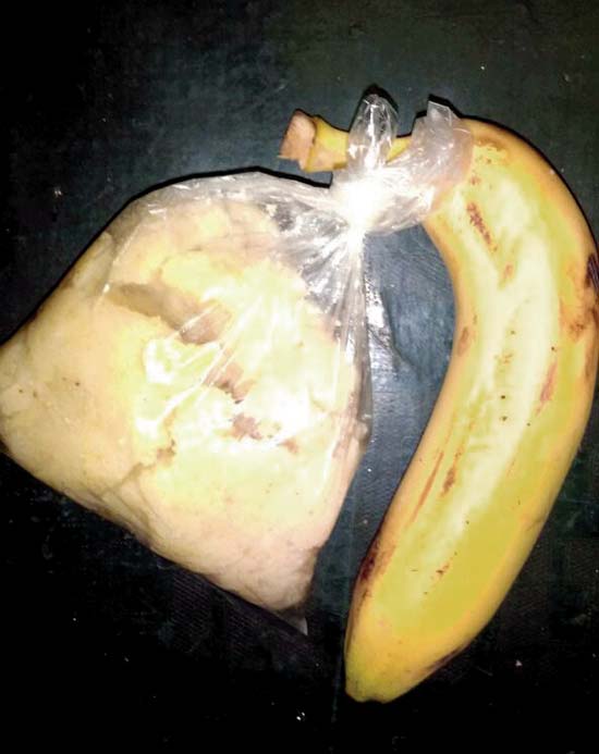 Poha and banana given to workers on Wednesday
