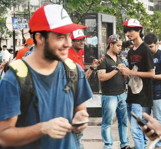 Gamers walked from Churchgate station to Marine Drive in search of the rare Pokémon. Pic/Bipin Kokate