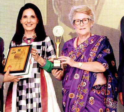 Poonam Soni receives the award