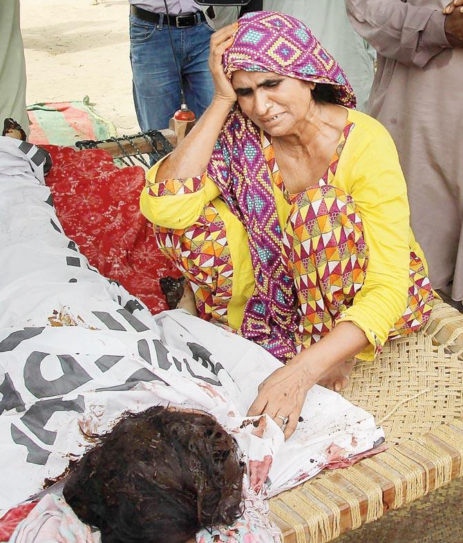 Qandeel Baloch’s mother mourns alongside her body. Pics/AFP