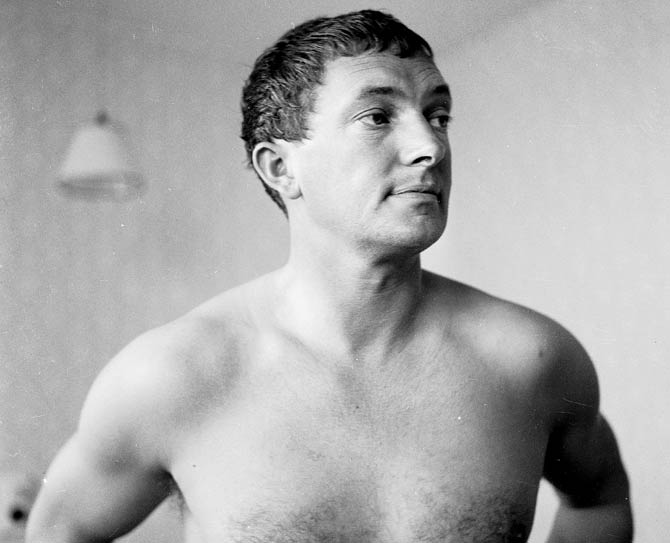 Richie Benaud in his hotel room on the 1961 tour of England. Pic/Getty Images
