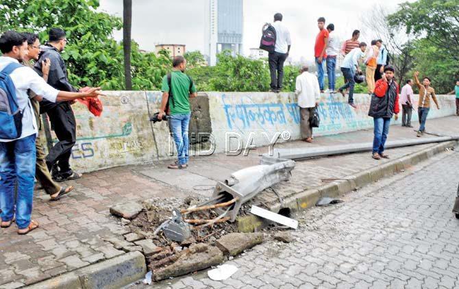The spot in Powai where the teens hit the traffic barrier. Their SUV dropped down 25 ft and landed in a densely forested area. Pics/Datta Kumbhar