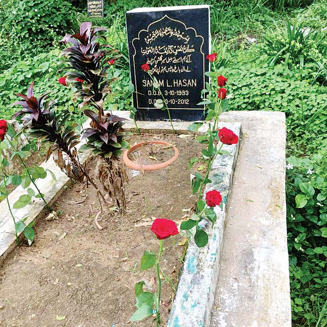 Sanam’s grave at the Versova kabrastan