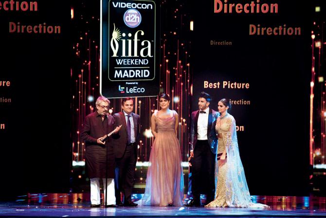 Sanjay Leela Bhansali, along with the lead team of Bajirao Mastani (Priyanka Chopra, Ranveer Singh and Deepika Padukone), receives the Best Direction Award from Anirudh Dhoot, Director of Videocon