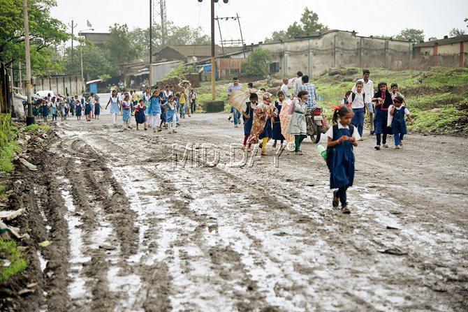 Students walk through filth to get to their school in Chavindra village in Bhiwandi