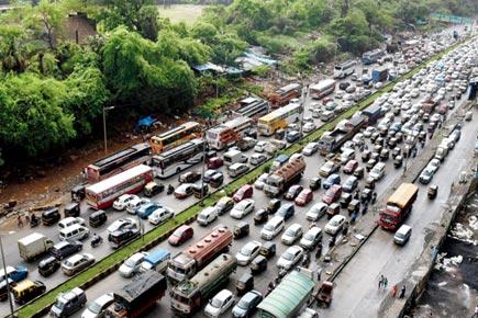 Traffic cops' unique method to reduce jams on Mumbai roads
