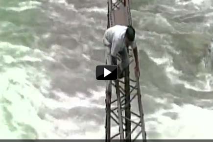 Video: Locals in Uttarkashi risk lives while crossing raging river stream