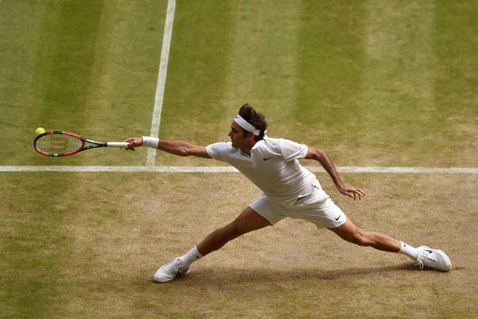Roger Federer stretches to return against Cilic