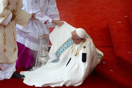 Photos: Pope Francis falls during his visit to Poland 