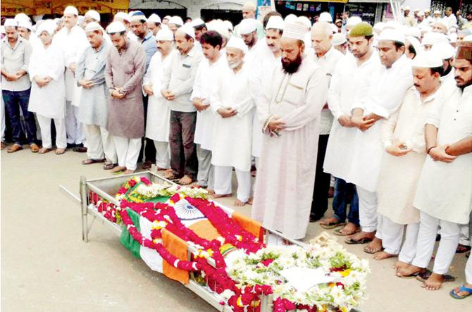 Friends and relatives offer prayers at the funeral ceremony of former India hockey star Mohammed Shahid in Varanasi yesterday. pic/pti