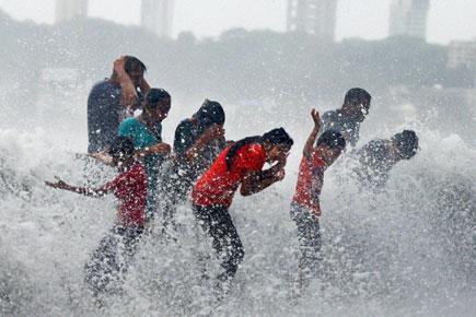 Splash and flash! Mumbaikars enjoy rains at Marine Drive