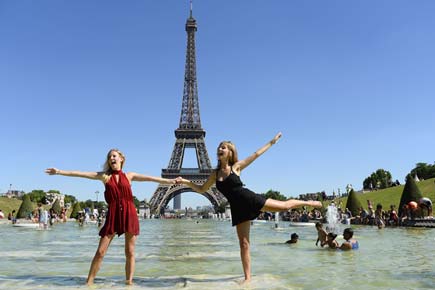 Photos: People relax in front of Eiffel Tower as temperature rises 