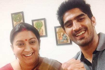 Vijender Singh's selfie with 'smiling' Smriti Irani ahead of big bout