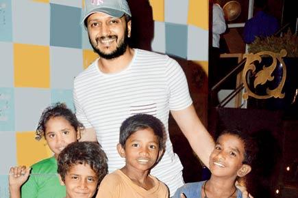 When Riteish Deshmukh surprised street kids by giving them gifts!