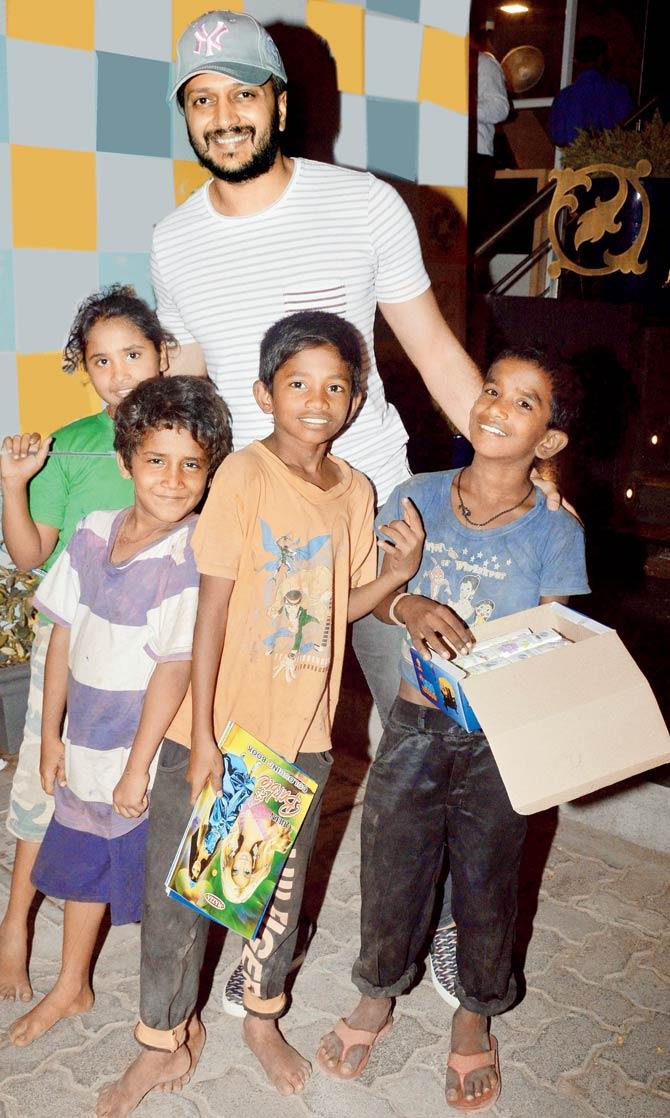 Riteish Deshmukh was snapped with street kids near his house