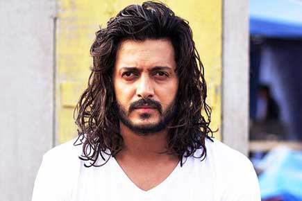 Riteish Deshmukh is truly a health conscious person. The father of two has  till date never smoked on screen. But will do so in Banjo. | Banjo, Person,  Bollywood