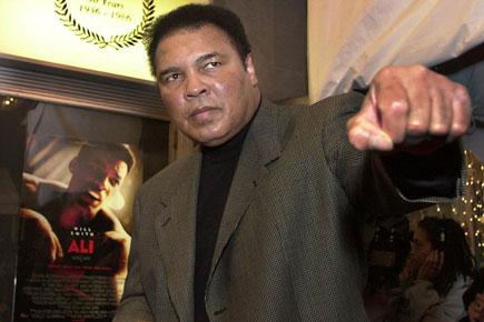 Thousands flock to funeral of Muhammad Ali