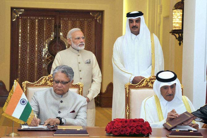 Prime Minister Narendra Modi and Emir of Qatar Sheikh Tamim bin Hamad Al-Thani during signing of agreements. Pic/ PTI