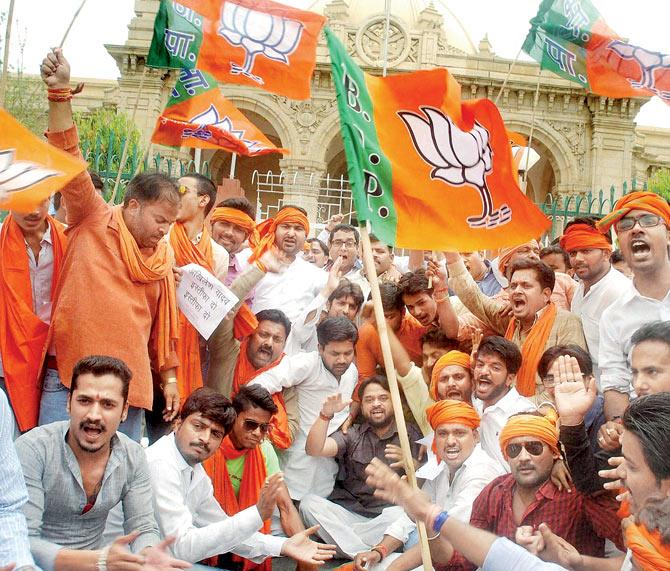 Members of BJP Yuva Morcha protest against the UP government in Lucknow on Saturday. Pics/PTI