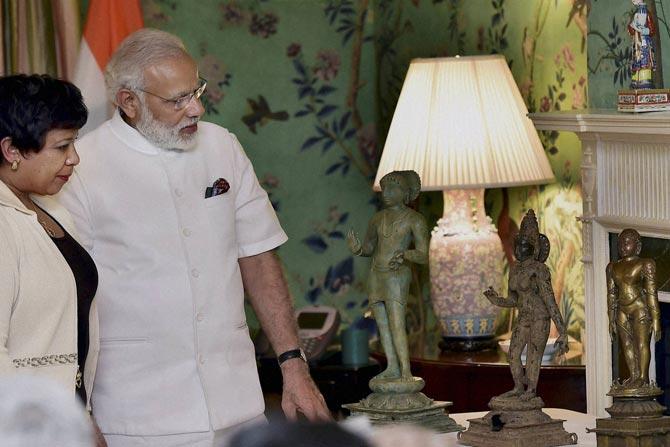 Minister Narendra Modi with the US Attorney General Loretta Lynch admires stolen Indian artifacts to be returned to India. Pic/ PTI