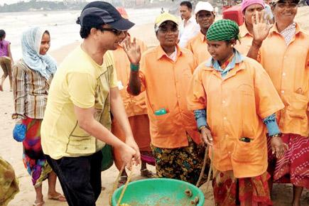 Deepak Dobriyal takes part in 'clean Versova beach' campaign