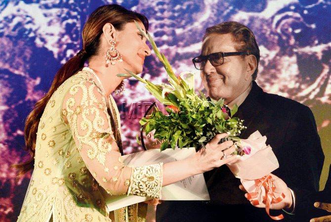 Kareena Kapoor Khan accepts a bouquet from cine veteran Dharamendra at the event held last night. PIC/suresh karkera