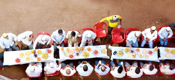 An iftar last Wednesday (second day of Ramzan) saw both Hindus and Muslims sit across the table for the traditional breaking of the fast. Pics/Satej Shinde