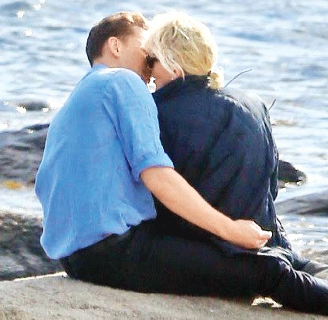 Tom Hiddleston and Taylor Swift kissing at Rhode Island