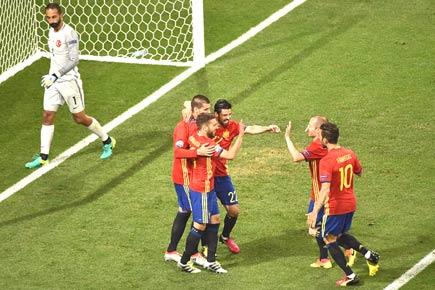 Euro 2016: Spain thump Turkey 3-0 to storm into knockouts