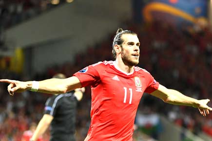 Euro 2016: Wales rolls over Russia 3-0 to top group and enter knockouts