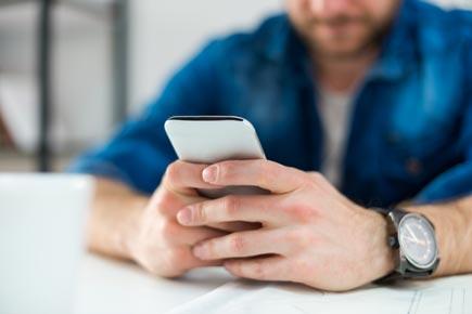 Did you know? Men last just 21 seconds without touching their smartphones