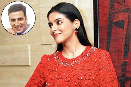 Asin, hubby Rahul Sharma, join Akshay and Twinkle during their Italian holiday