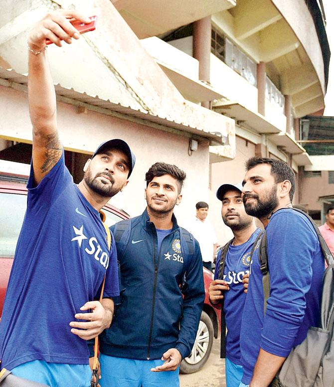 Murali Vijay (left) takes a selfie with teammates Shardul Thakur, Amit Mishra and Mohammed Shami (right) in B