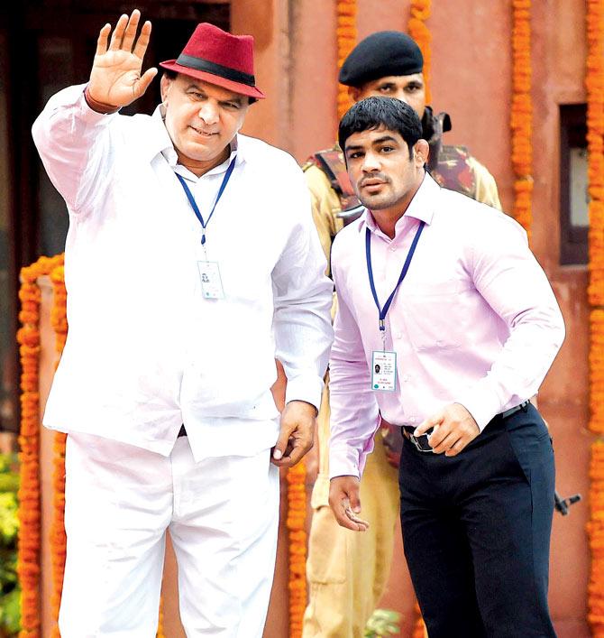 Former India wrestler Satpal Singh with Sushil Kumar at Red Fort in New Delhi on August 15, 2015. Pic/AFP