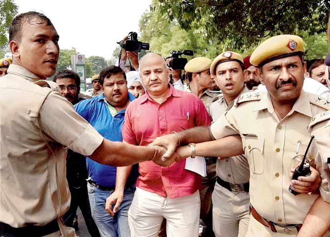 Drama kings: The MLAs, led by Deputy CM Manish Sisodia (centre), were detained for violating prohibitory orders around 7 Race Course Road residence of the Prime Minister. Pic/PTI
